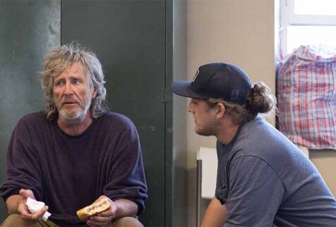 Two people discussing homelessness and how best to help. If you feel for people who are experiencing homeless, but haven't been sure how you can help, let these tips be a starting point! Learn more about how best to intervene on behalf of people needing the light and love of Jesus in their lives.